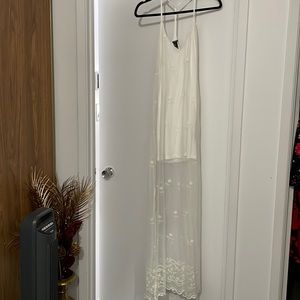 Forever 21 white flower maxi dress siz L